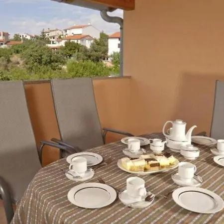 Apartment Wohnung Mit Gemeinschaftspool Und Garten
