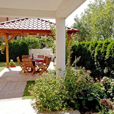 Apartment Wohnung Mit Gemeinschaftspool Und Garten *