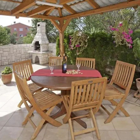 Wohnung Mit Gemeinschaftspool Und Garten